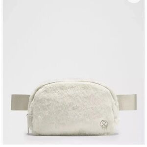 lululemon Everywhere Belt Bag
Plush Fleece